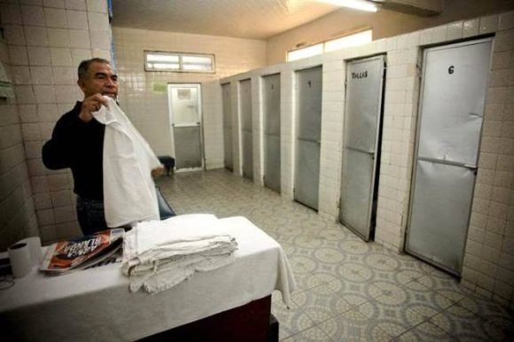 Empresarios de baños públicos buscarán ampararse contra cobros excesivos de agua potable