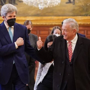 López Obrador y John Kerry acuerdan creación de grupo para energías limpias