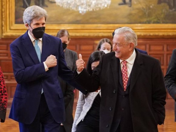 2711895 López Obrador y John Kerry acuerdan creación de grupo para energías limpias
