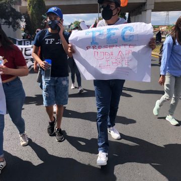 Con mega marcha alumnos de la UDLAP exigen liberación del campus