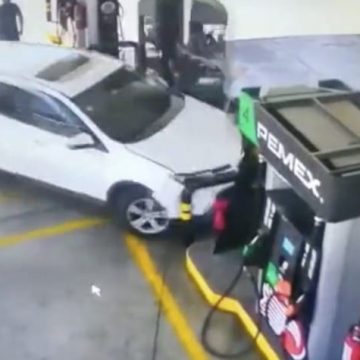 Una mujer estrelló su camioneta contra gasolinera y atropelló a 2 trabajadores