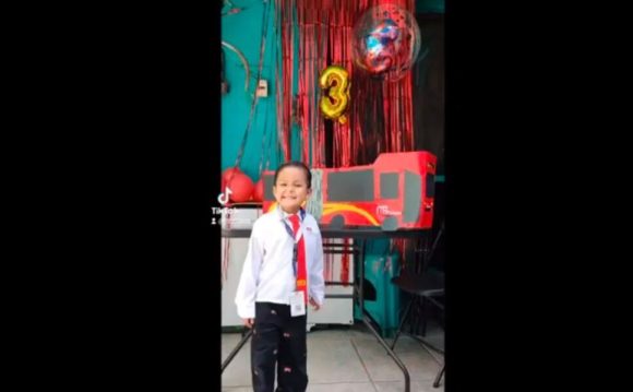 Celebra su cumpleaños con uniforme y pastel del Metro