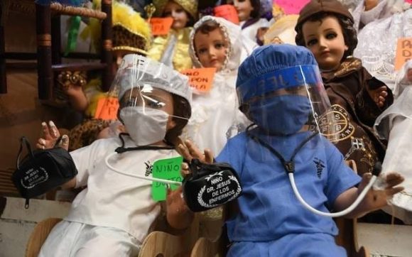 Poblanos acuden a las iglesias para presentar a sus Niños Dios con motivo del Día de la Candelaria