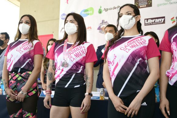 Presentan playera y medalla para la Primera Carrera de la Mujer