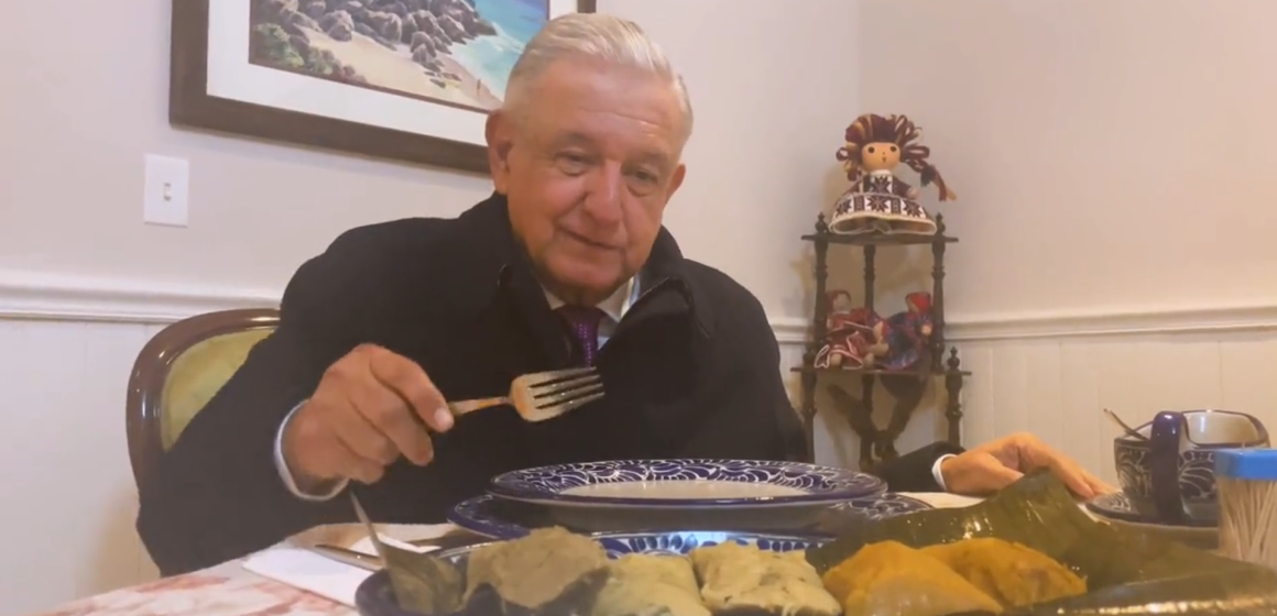 (VIDEO) “Chanchamito, Chanchamito” canta el presidente al comer tamales