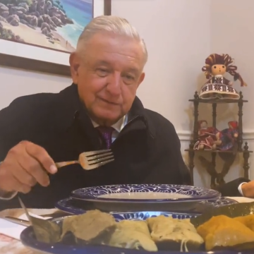 (VIDEO) “Chanchamito, Chanchamito” canta el presidente al comer tamales
