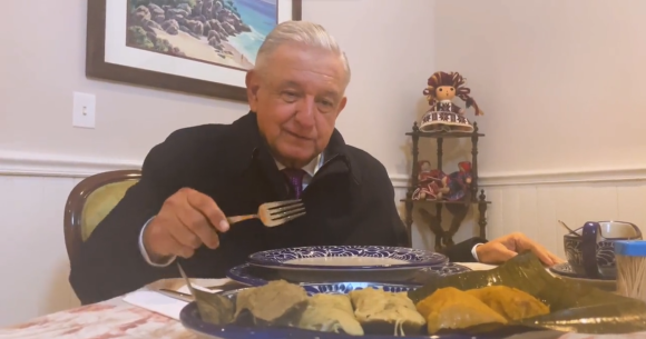 Captura-de-pantalla-2022-02-02-124533 (VIDEO) “Chanchamito, Chanchamito” canta el presidente al comer tamales