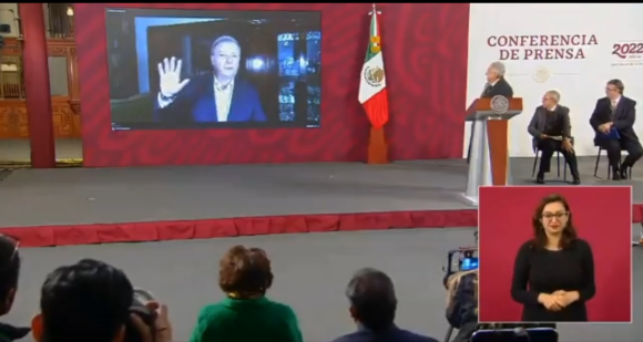 (VIDEO) AMLO puso en la mañanera el vídeo de cómo se cae Gilberto Lozano y dijo “los que se juntan con el diablo les va mal”