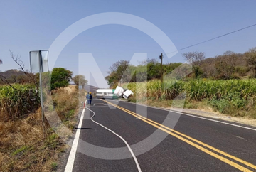 Pipa cargada con gasolina volcó sobre la carretera Izúcar – Amayuca