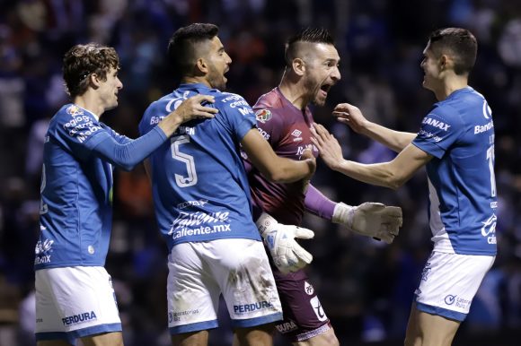 Puebla derrota a Monterrey; sigue de líder