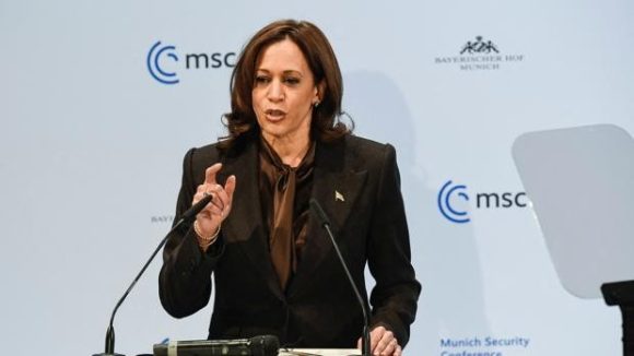 Advierte Kamala Harris a Rusia de sanciones económicas “sin precedentes” de invadir Ucrania