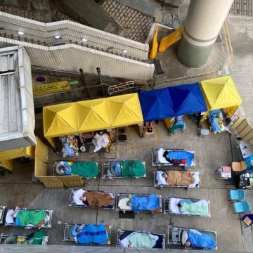 Hong Kong vive su peor brote de COVID-19, pacientes esperan afuera de hospitales