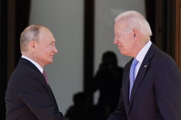Moscú considera “prematuro” hablar de cumbres entre Putin y Biden