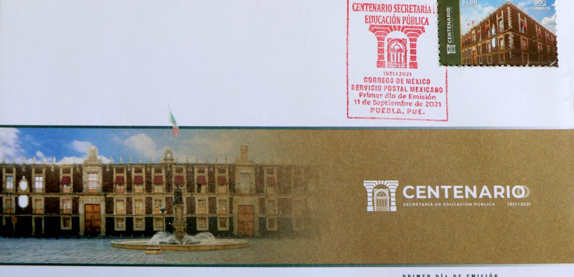 Festeja SEP 100 años de su fundación con emisión de estampilla postal