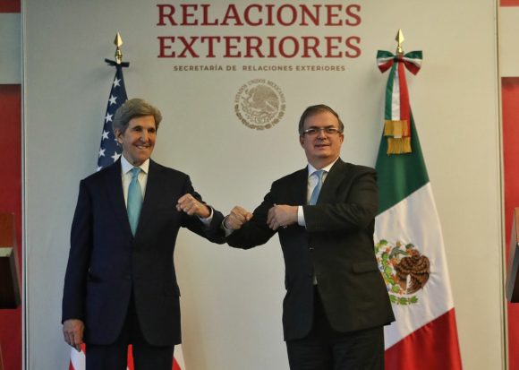 John Kerry y Marcelo Ebrard CMH John Kerry pide a México unirse con Estados Unidos y liderar transición a energías limpias