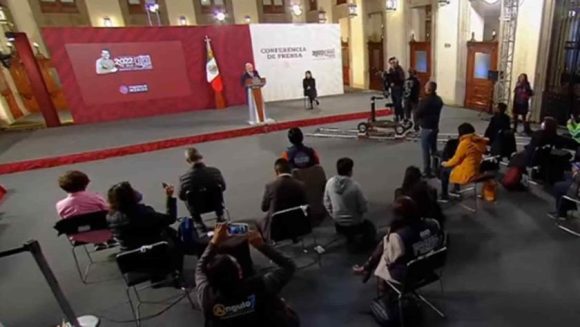 (VIDEO) Reporteros no continúan con mañanera en protesta por periodistas asesinados