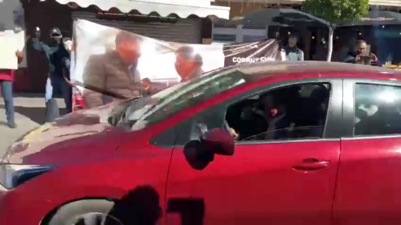 (VIDEO) Militantes de Morena agreden a Mario Delgado en Aguascalientes; le arrojan huevos