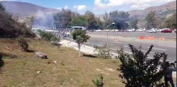 (VIDEO) Normalistas de Ayotzinapa agreden con petardos a la Guardia Nacional en caseta Autopista del Sol