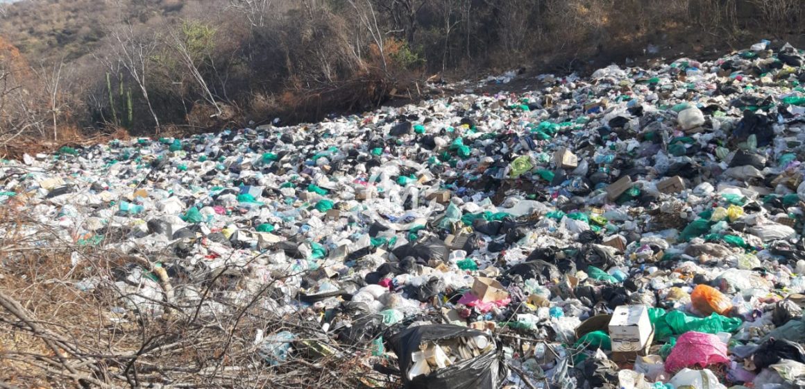 Ayuntamiento de Huehuetlán tira basura a cielo abierto