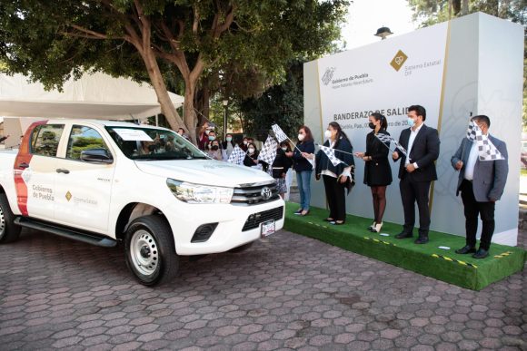 Entrega presidenta del SEDIF camionetas a 19 delegaciones regionales