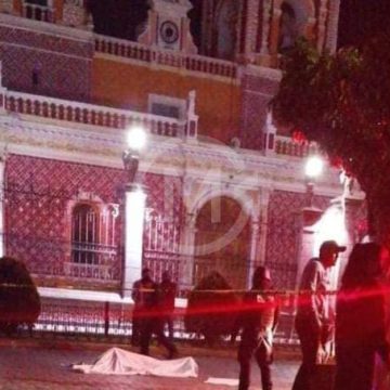 Abandonan cuerpo sin vida frente a la presidencia de Acatzingo con mensaje