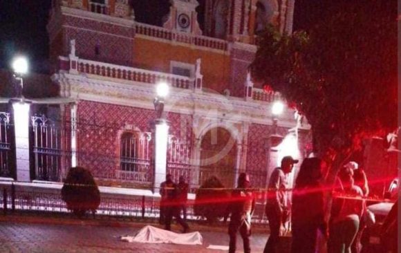 Abandonan cuerpo sin vida frente a la presidencia de Acatzingo con mensaje