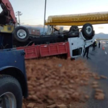 Carambola entre 7 vehículos provoca caos vial en la México-Puebla a la altura de Chalco