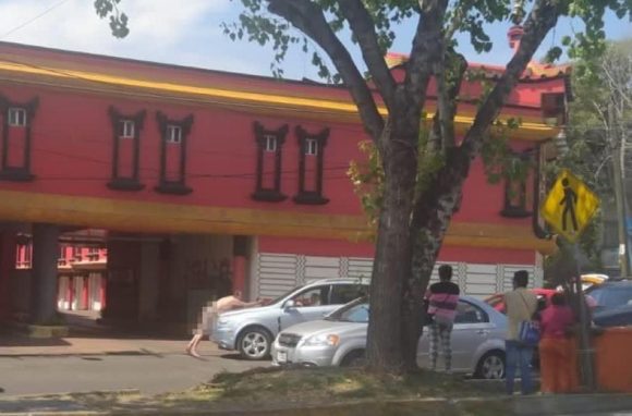 ¿Por qué el hombre desnudo estaba afuera de un motel Shanghai?