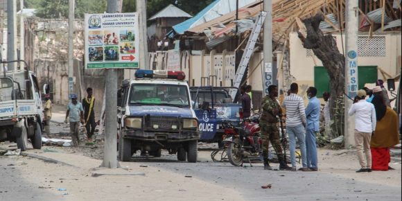 Atentado suicida deja al menos 15 muertos en el centro de Somalia
