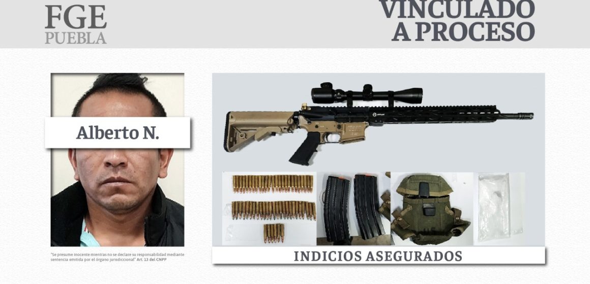 Detienen a hombre, aseguran rifle AR-15 y droga tras cateo en Texmelucan