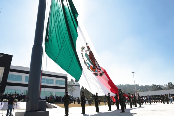 Bandera de México, símbolo que inspira para acabar con corrupción y desigualdad: MBH