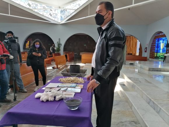 Con palmas y otros elementos, elaboran ceniza que marca el inicio de la Cuaresma