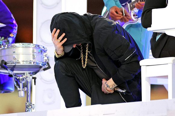 Eminem se arrodilló en el medio tiempo del Super Bowl; te explicamos el motivo