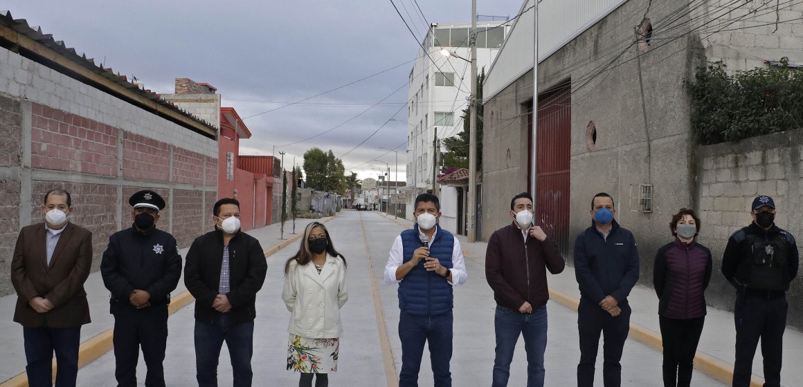 Eduardo Rivera inaugura la rehabilitación de la Calle de Bachilleres en San Francisco Totimehuacan