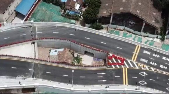 Construyen en China autopista alrededor de una casa. La dueña le ganó al gobierno