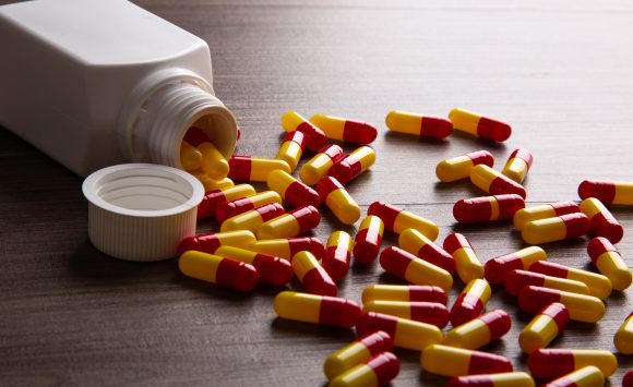 Close-up of a pills. La FDA dice “no eres caballo o vaca” sobre uso de Ivermectina