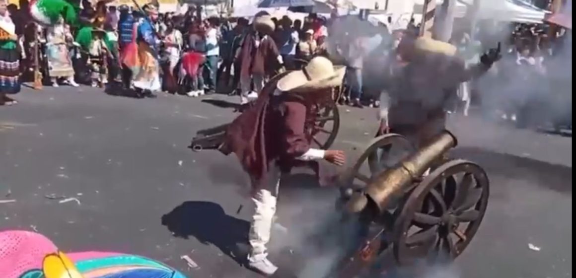 (VIDEO) Pierde una mano un danzante al detonar cañón en Carnaval de Huejotzingo