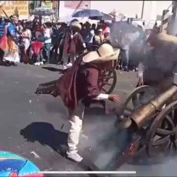 (VIDEO) Pierde una mano un danzante al detonar cañón en Carnaval de Huejotzingo