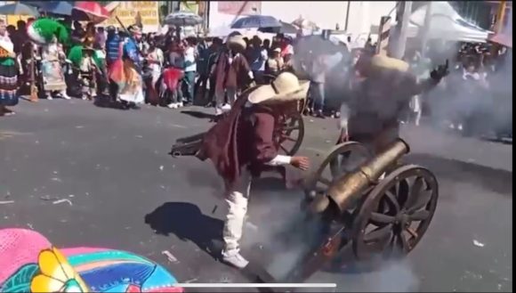 Reportan estable al danzante que perdió la mano en el Carnaval de Huejotzingo