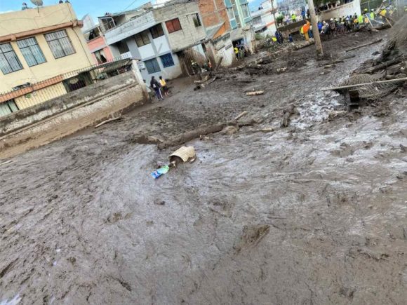 Ya son 24 muertos en Ecuador por deslave; declaran tres días de luto