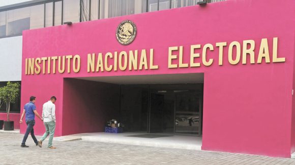 INE ordena a AMLO frene propaganda electoral y baje publicaciones de internet
