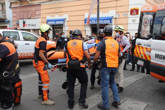 Rescata PC a mujer que cayó a al fondo de un registro de CFE