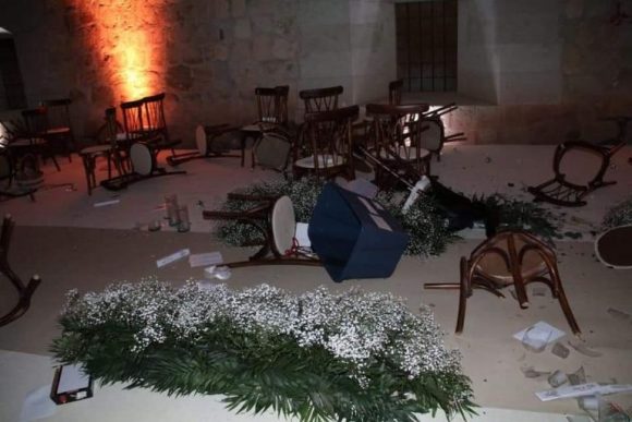 f768x1-477519_477646_15 CNTE destrozan sede de la boda de Elba Esther Gordillo