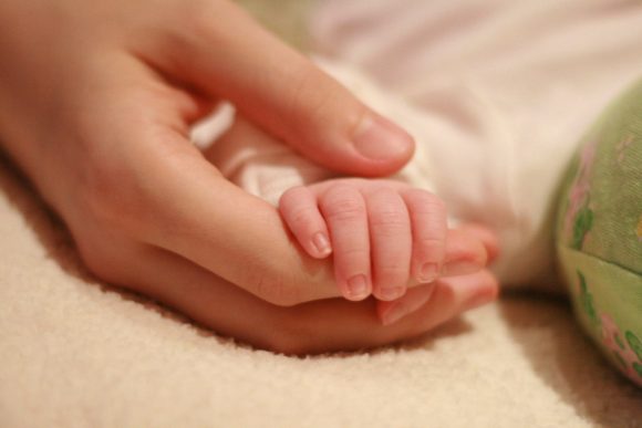 ¡Se adelantó la cigüeña! Nace bebé en ambulancia de Huaquechula