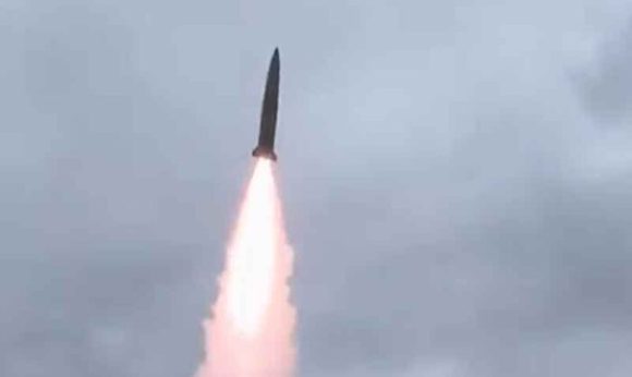 Corea del Norte dispara un misil balístico hacia el Mar de Japón