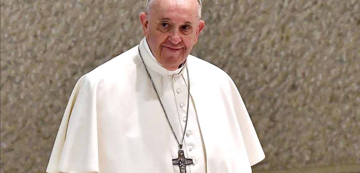 Papa Francisco condena mutilación genital de niñas y la trata de mujeres