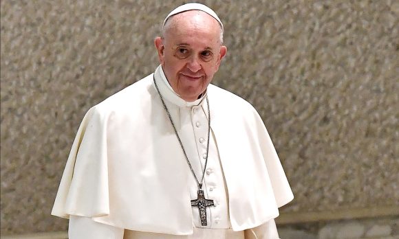Papa Francisco condena mutilación genital de niñas y la trata de mujeres