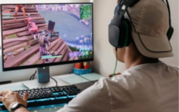 Adolescente mata a su familia por castigarlo sin internet, debido a sus malas calificaciones