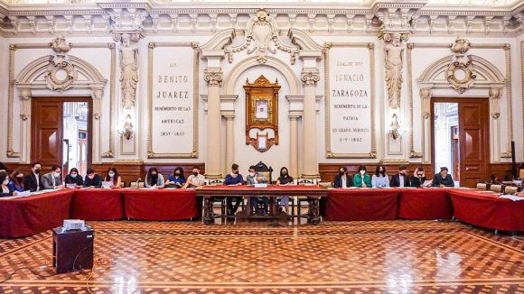Universitarios realizan el ejercicio del Cabildo capitalino