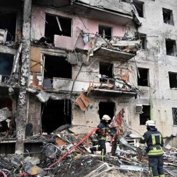 Bombardeo ruso mata a 10 personas que hacían fila para comprar pan en Cherníhiv